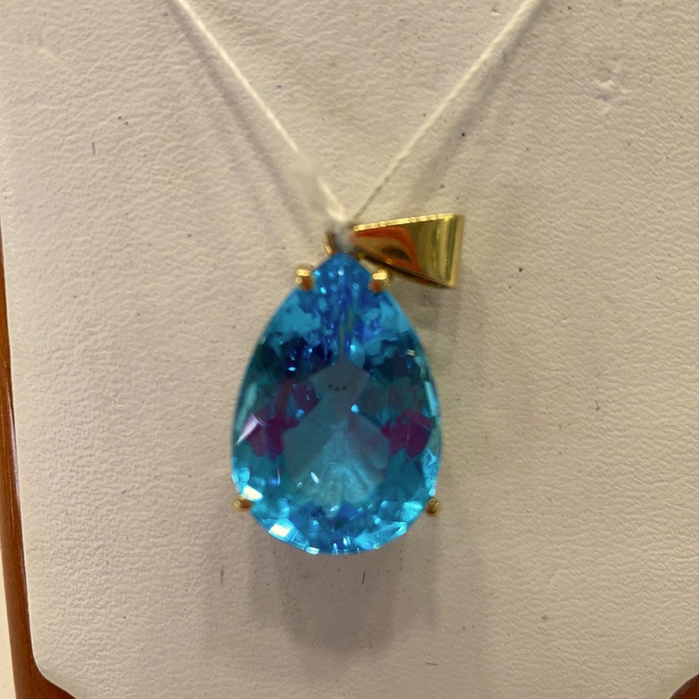 Gorgeous blue pendant set an 18 karat gold